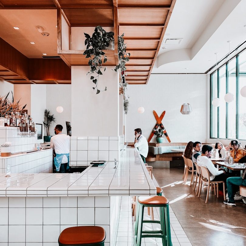 Un coffee shop lumineux et chaleureux avec jeux de matières, bois, Maison15 agencement sur mesure et décoration. Savenay, La baule.